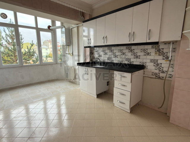 RE/MAX LACİVERT'TEN ABDURRAHMAN GAZİ'DE SATILIK 3+1 DAİRE