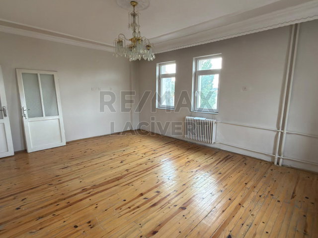 RE/MAX LACİVERT'TEN ABDURRAHMAN GAZİ'DE SATILIK 3+1 DAİRE