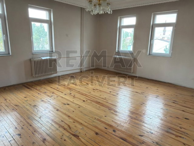 RE/MAX LACİVERT'TEN ABDURRAHMAN GAZİ'DE SATILIK 3+1 DAİRE