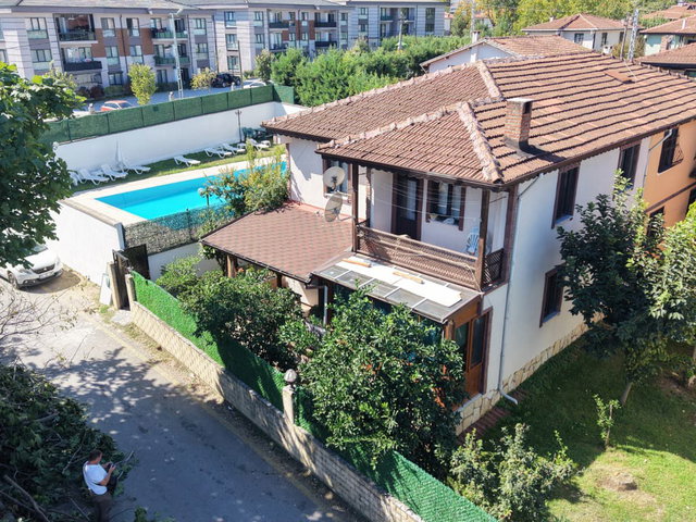 SAPANCA GAZİ PAŞA MAHALLESİ'NDE GÖLE YAKIN SİTE İÇERİSİNDE VİLLA