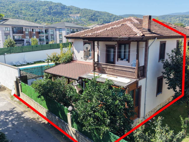 SAPANCA GAZİ PAŞA MAHALLESİ'NDE GÖLE YAKIN SİTE İÇERİSİNDE VİLLA