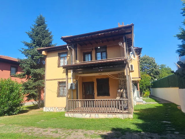 SAPANCA GAZİ PAŞA MAHALLESİ'NDE GÖLE YAKIN SİTE İÇERİSİNDE VİLLA