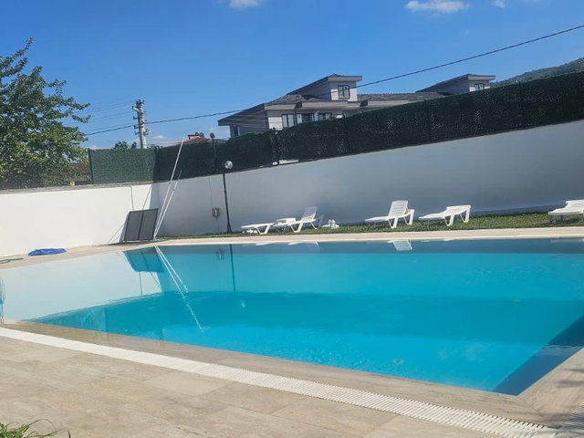 SAPANCA GAZİ PAŞA MAHALLESİ'NDE GÖLE YAKIN SİTE İÇERİSİNDE VİLLA