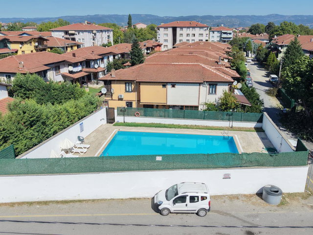 SAPANCA GAZİ PAŞA MAHALLESİ'NDE GÖLE YAKIN SİTE İÇERİSİNDE VİLLA