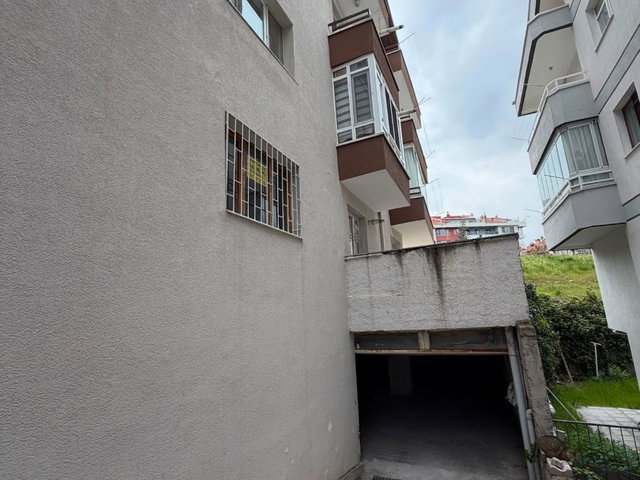 SOKULLU CADDESİ ŞEFTALİ SOKAK’TA KAPALI GARAJLI SATILIK 2+1 DAİRE