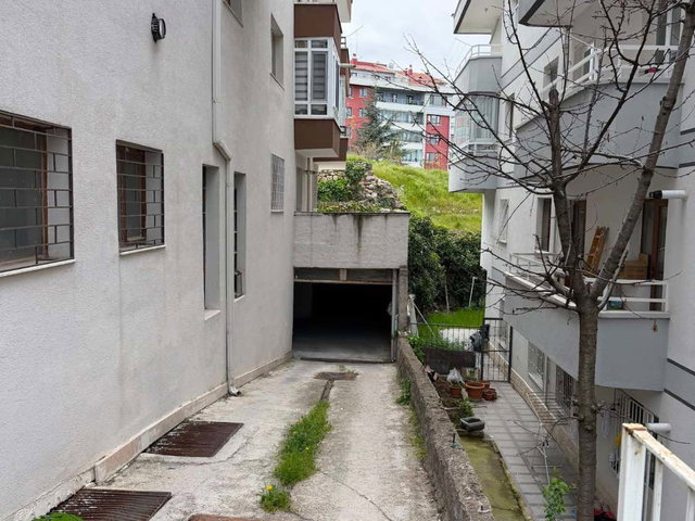 SOKULLU CADDESİ ŞEFTALİ SOKAK’TA KAPALI GARAJLI SATILIK 2+1 DAİRE