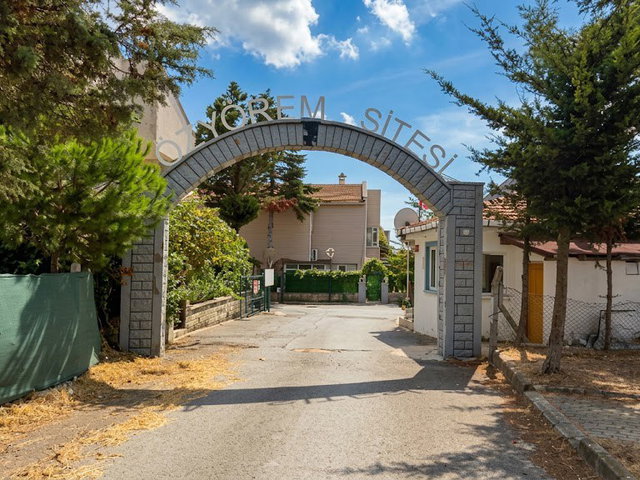 REMAX KAYA'DAN SİLİVRİ ÖZYÖREM SİTESİNDE SATILIK 2+1 DAİRE