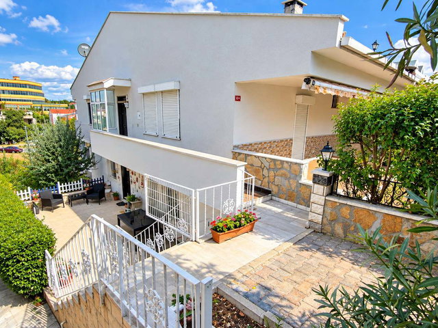REMAX KAYA'DAN SİLİVRİ ÖZYÖREM SİTESİNDE SATILIK 2+1 DAİRE