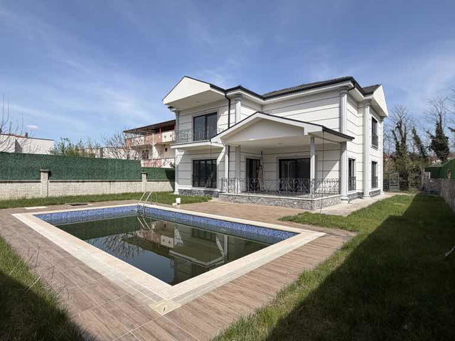 REMAXMAVİ FERYA KUTLUĞ SAPANCA YENİMAHALLEDE 4+1 HAVUZLU ORMAN MANZARALI VİLLA
