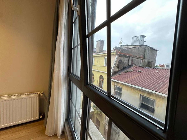 BEYOĞLU İSTİKLALİ GÖREN SOKAKTA GÜVENLİKLİ BİNADA FATURA DAHİL EŞYALI TEMİZ DAİRE