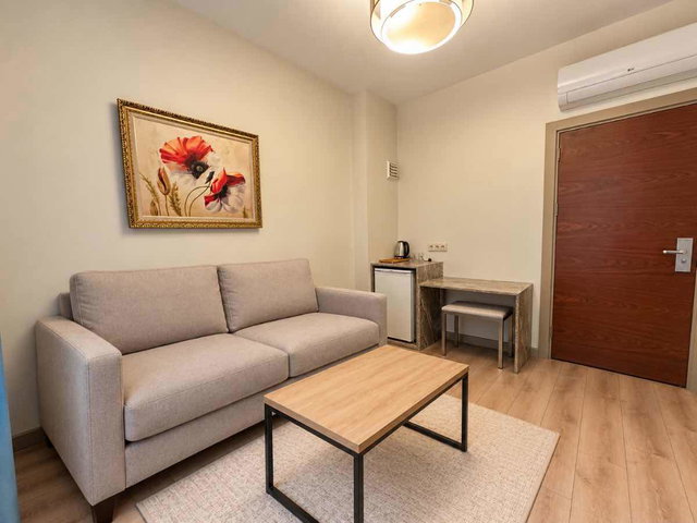 BEYOĞLU İSTİKLAL YANI TEMİZ BİNADA KİRALIK EŞYALI 1+1 DAİRE
