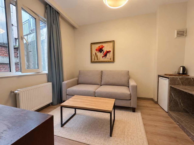 BEYOĞLU İSTİKLAL YANI TEMİZ BİNADA KİRALIK EŞYALI 1+1 DAİRE