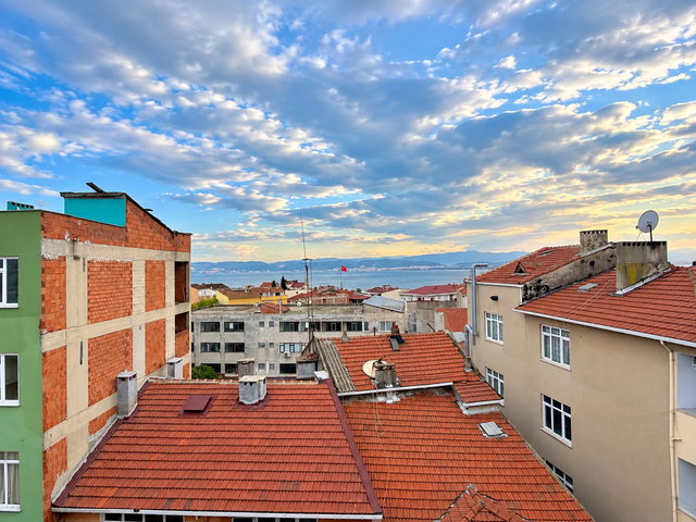 FIRSAT! DARICA ÇARŞI’DA DENIZ MANZARALI GENIŞ 3+1 SATILIK DAIRE