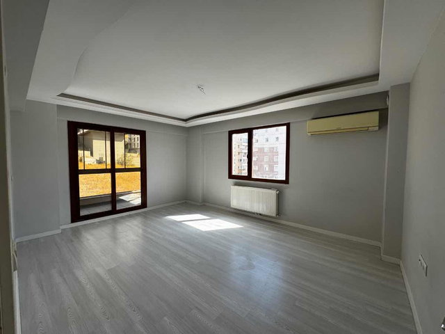 ÇİĞLİ ESENTEPE’DE 120M2 3+1 EBEVEYN BANYOLU  DOĞALGAZLI  CAM BALKONLU KİRALIK DAİRE