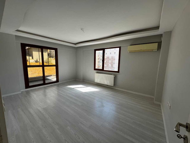 ÇİĞLİ ESENTEPE’DE 120M2 3+1 EBEVEYN BANYOLU  DOĞALGAZLI  CAM BALKONLU KİRALIK DAİRE