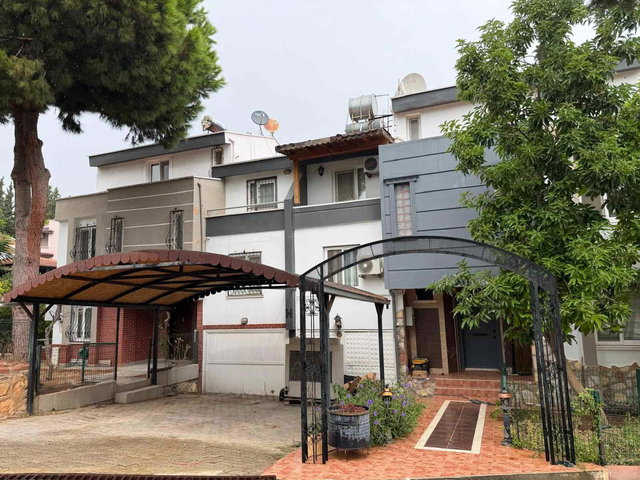 REMAX PALM'DEN VADİKENT SİT.'DE 5+1 TRİPLEKS SATILIK VİLLA