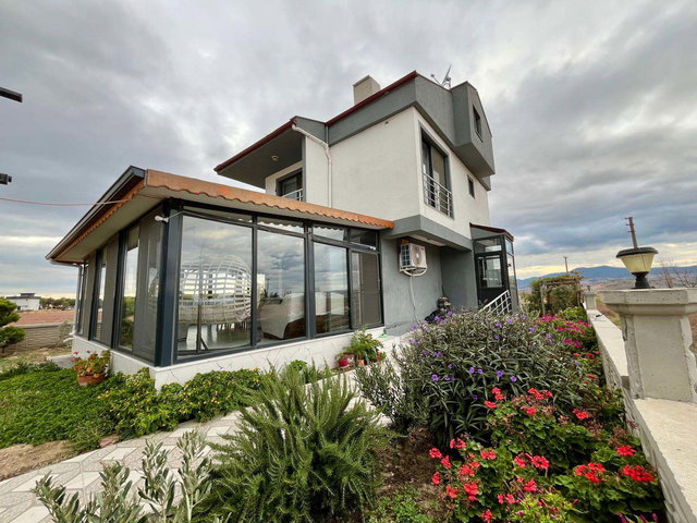 44 ÇANDARLI’DA DENIZE YAKLAŞIK 600 M 5+2 160 M² 305 M² BAHÇELI MÜSTAKIL VILLA