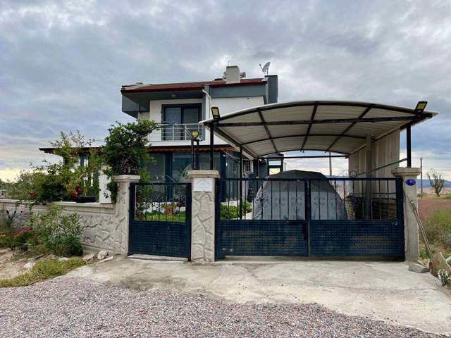 44 ÇANDARLI’DA DENIZE YAKLAŞIK 600 M 5+2 160 M² 305 M² BAHÇELI MÜSTAKIL VILLA