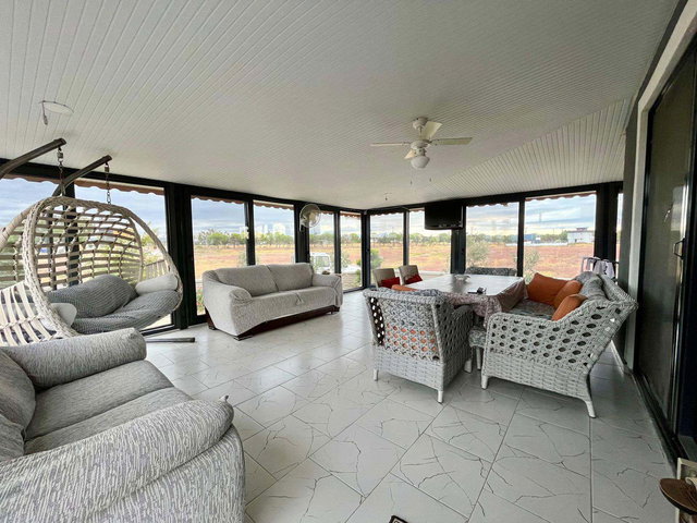44 ÇANDARLI’DA DENIZE YAKLAŞIK 600 M 5+2 160 M² 305 M² BAHÇELI MÜSTAKIL VILLA