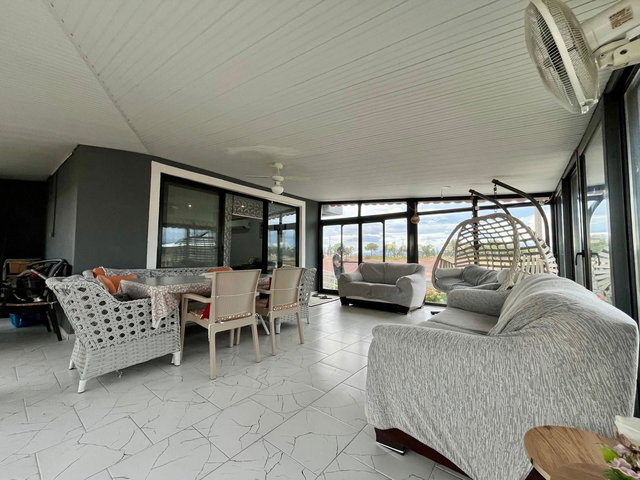 44 ÇANDARLI’DA DENIZE YAKLAŞIK 600 M 5+2 160 M² 305 M² BAHÇELI MÜSTAKIL VILLA