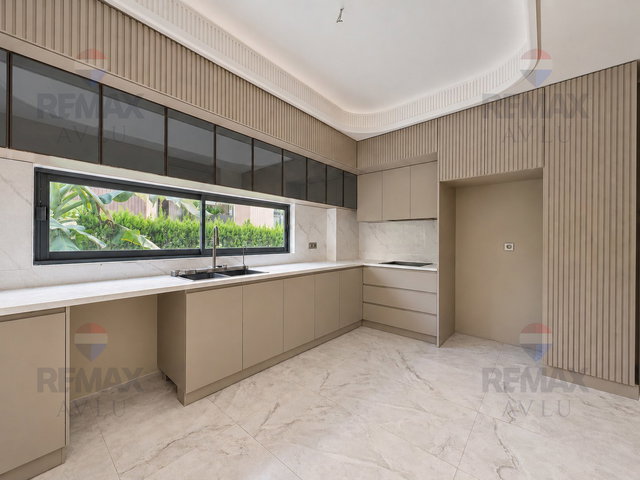 REMAX AVLU’DAN MEZİTLİ KUYULUK’TA 5+1 TRİPLEKS VİLLA