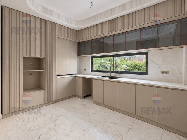 REMAX AVLU’DAN MEZİTLİ KUYULUK’TA 5+1 TRİPLEKS VİLLA