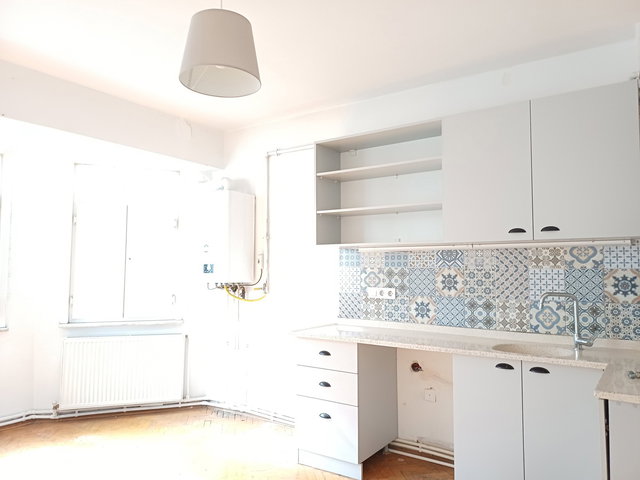 ACIBADEM CADDESİNDE KİRALIK CUMBALI 1,5 + 1 DAİRE