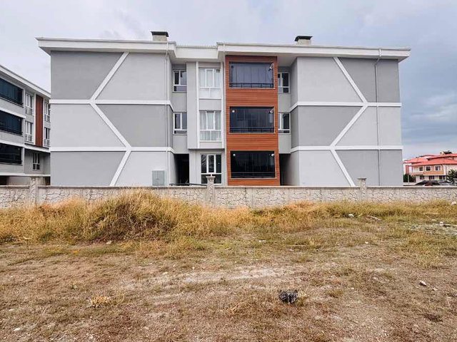 REMAX DEM'DEN CUMHURIYET MAH.CADDE ÜZERİ KİRACILI SATILIK 1+1 DAİRE