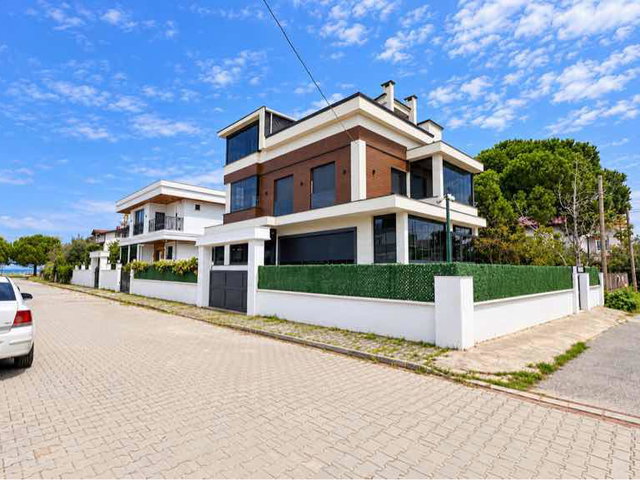 REMAX BARLAS GÜRLER'DEN ÇATALÇAM SAHİLDE 5+1 SATILIK VİLLA