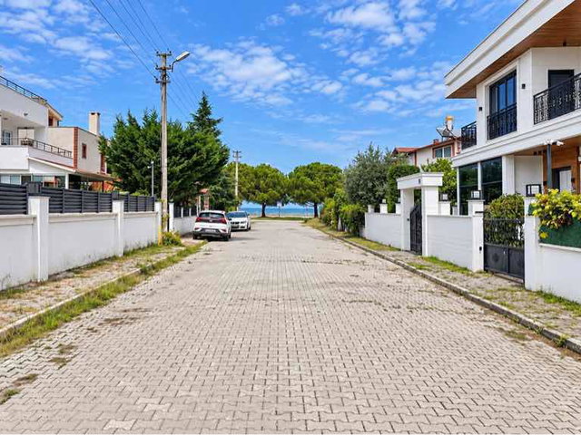 REMAX BARLAS GÜRLER'DEN ÇATALÇAM SAHİLDE 5+1 SATILIK VİLLA