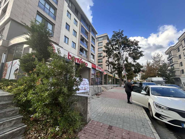 ADNAN KAHVECİ BEYLİKDÜZÜ DİAMOND SİTESİNDE TERASLI KIŞ BAHÇELİ 2+1 DAİRE