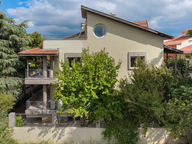 FORUM BORNOVA KARŞINDA NET KULLANIM ALANI 774M² 4 KATLI SATILIK İKIZ VILLA (FOURLEKS)