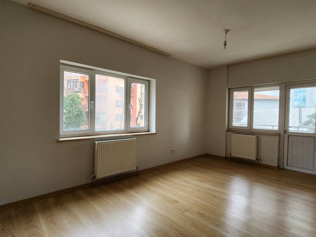 KOZYATAĞI BAYAR 7/24 GÜVENLİKLİ SİTE METROYA 300 MT 3 ODA 1SALON