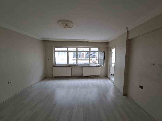 RE/MAX HAKAN AKYEL'DEN İLKADIM’DA  2+1 /80 M² NET | BALKONLU | DOĞALGAZ KOMBİLİ KİRALIK DAİRE