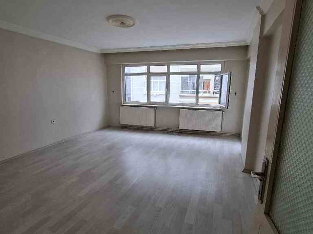 RE/MAX HAKAN AKYEL'DEN İLKADIM’DA  2+1 /80 M² NET | BALKONLU | DOĞALGAZ KOMBİLİ KİRALIK DAİRE