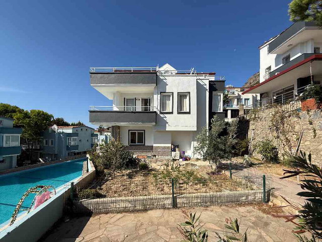 YENİLENMİŞ • EŞYALI • HAVUZ CEPHELİ • TRİPLEX • TERASINDAN DENİZ MANZARALI VİLLA