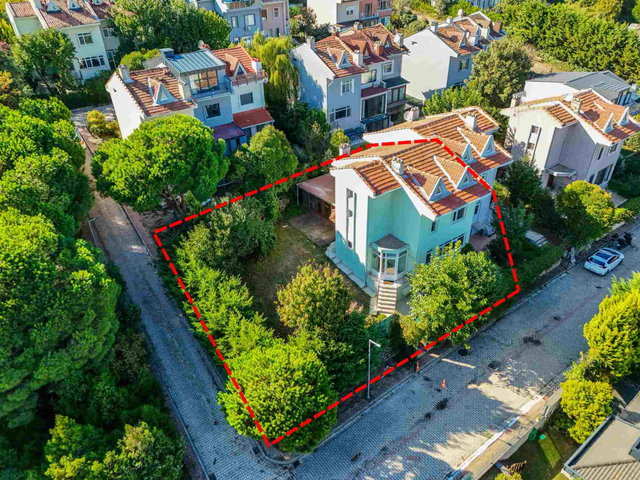 ZEKERİYAKÖY BASIN YAYIN SİTESİ’NDE BAHÇESİYLE FARK YARATAN 4+1 A TİPİ VİLLA