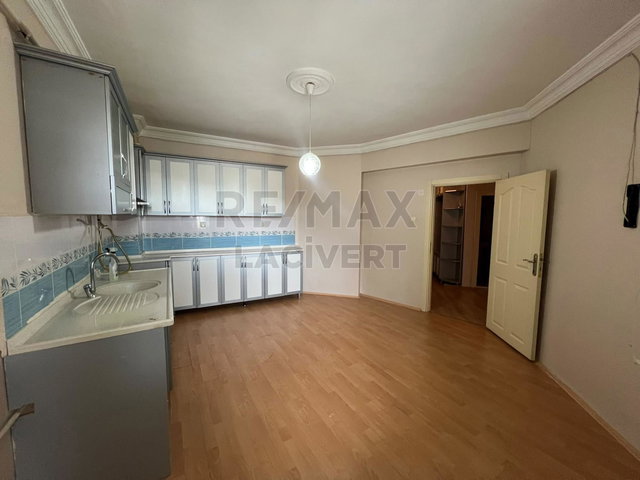 RE/MAX LACİVERT'TEN YILDIZKENT'TE KİRALIK 3+1 DAİRE
