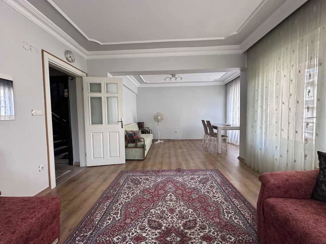 İZMİT’TE 240 M² BRÜT 4+2 ÇATI KATI DAİRE | 2 BANYO, 3 WC, BALKON | KREDİYE UYGUN