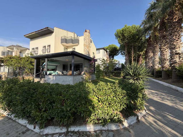 KUŞADASI AVM YANI BATI YAKASI SITESI‘NDE SATILIK KÖŞE KONUM VILLA