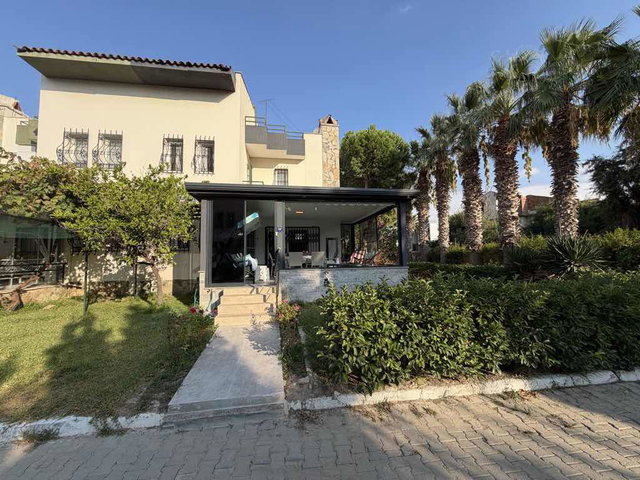 KUŞADASI AVM YANI BATI YAKASI SITESI‘NDE SATILIK KÖŞE KONUM VILLA