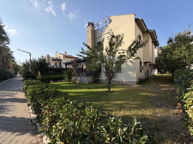 KUŞADASI AVM YANI BATI YAKASI SITESI‘NDE SATILIK KÖŞE KONUM VILLA