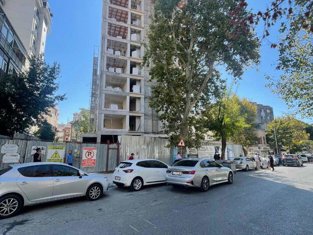 BOSTANCI'NIN MERKEZI'NDE MARMARAY YANI SAHILE 2 DK SATILIK 3+1