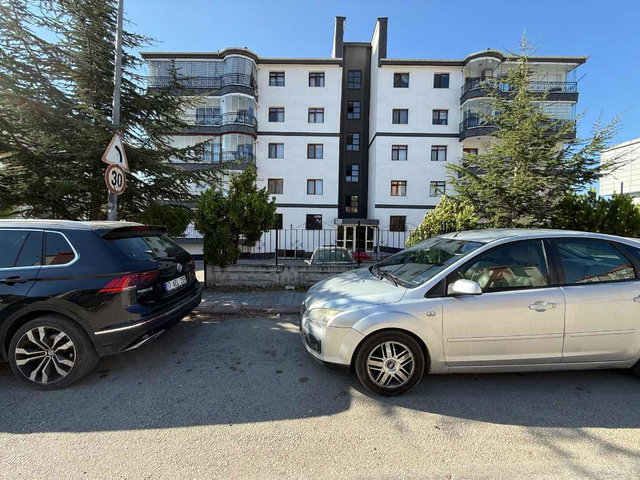 YENİMAHELLE SERHAT MAH ULAŞIM SORUNU OLMAYAN GENİŞ TİP 3+1 DAİRE