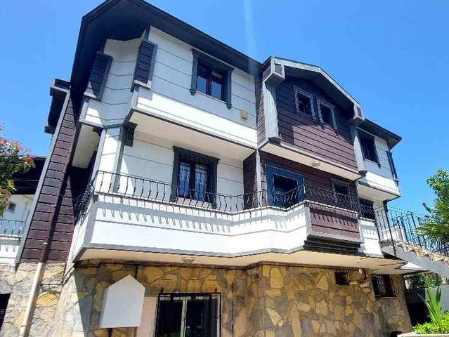 ŞİLE'DE MÜSTAKİL HAVUZLU KISMEN DENİZ MANZARALI GENİŞ 6+1 KİRALIK VİLLA