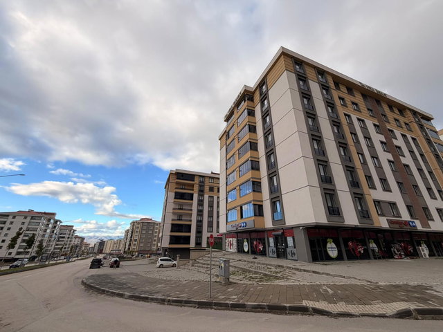REMAX ARTIS'TEN YILDIZKENT VIRA BULVAR'DA SATILIK 4+1 DAIRE