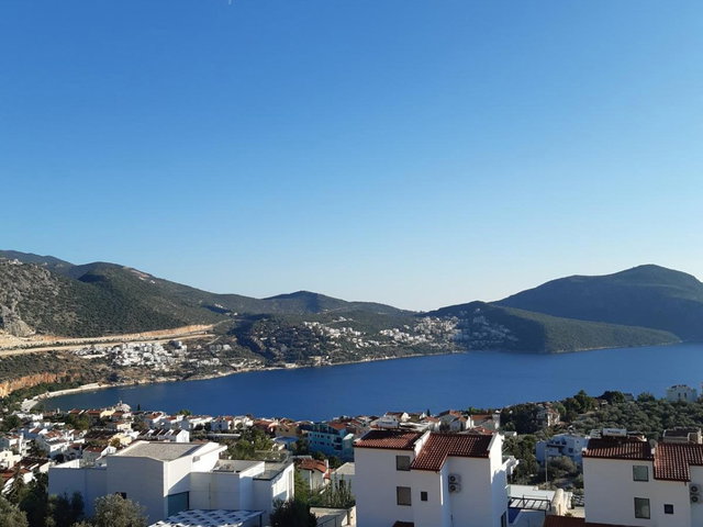 KAŞ KALKANDA SİTEDE SATILIK DENİZ MANZARALI EŞYALI TERASLI 2+1 DUBLEKS