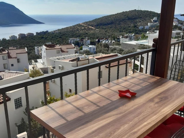 KAŞ KALKANDA SİTEDE SATILIK DENİZ MANZARALI EŞYALI TERASLI 2+1 DUBLEKS