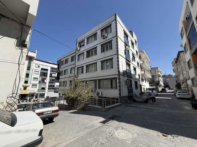 İKİÇEŞMELİK MAHALLESİNDE DURU APT. 1+1 EN ÜST KAT DAİRE