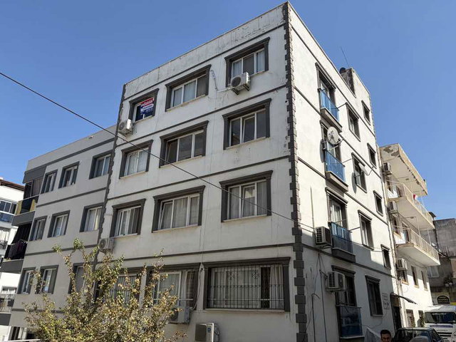 İKİÇEŞMELİK MAHALLESİNDE DURU APT. 1+1 EN ÜST KAT DAİRE